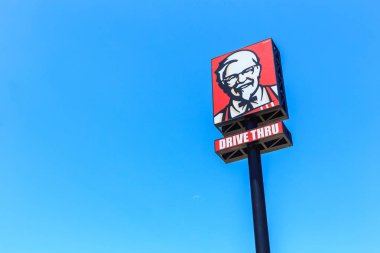 Phuket, Tayland - 28 Temmuz 2017: Kfc logosuna mavi gökyüzü. KFC konusunda uzmanlaşmış bir fast food restoran zinciri içinde kızarmış tavuk olduğunu..