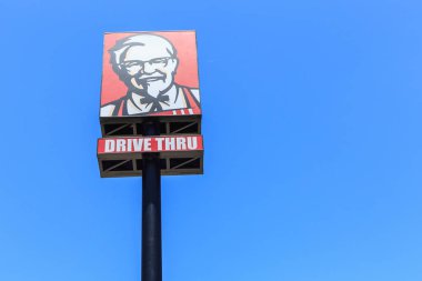 Phuket, Tayland - 28 Temmuz 2017: Kfc logosuna mavi gökyüzü. KFC konusunda uzmanlaşmış bir fast food restoran zinciri içinde kızarmış tavuk olduğunu..