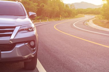 Asfalt yolda yeni gümüş Suv otopark önü