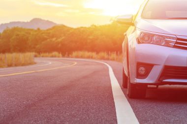 Asfalt yolda yeni gümüş otopark önü