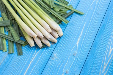 Taze limon veya citronella çimen yaprağına mavi ahşap tahta