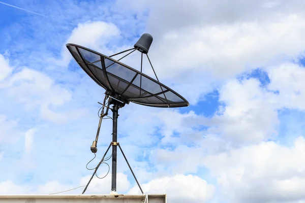 Satelitarne zainstalować na dachu domu z błękitnego nieba — Zdjęcie stockowe