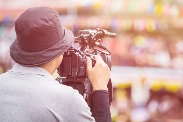 Cameraman met behulp van professionele digitale videocamera. Buiten setup — Stockfoto