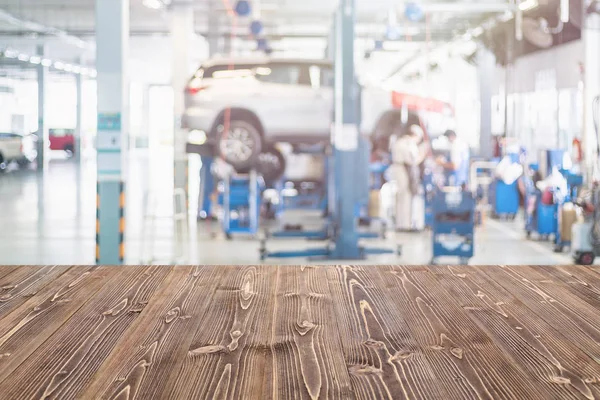 Volné místo hnědý dřevěný stůl a rozostřeného pozadí auto tech — Stock fotografie