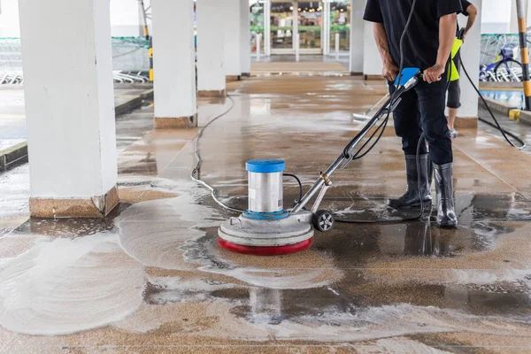 Munkavállaló takarítás mosás homok külső sétány segítségével Polírozó machi — Stock Fotó