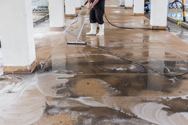 Trabajador limpieza arena lavar pasarela exterior utilizando machi pulido —  Fotos de Stock