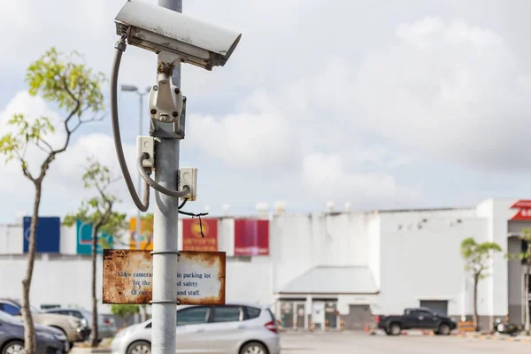 Cctv bewakingscamera actief op de weg en wazig voor auto pa — Stockfoto