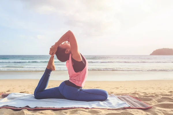 Frau spielt Yoga und Bewegung am tropischen Strand in Thailand — Stockfoto