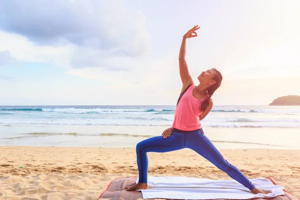 Frau spielt Yoga und Bewegung am tropischen Strand in Thailand — Stockfoto