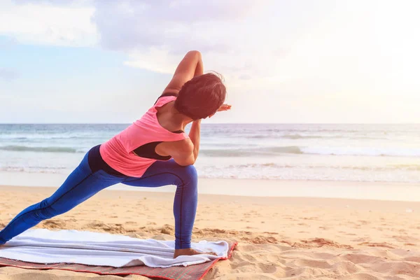 Frau spielt Yoga und Bewegung am tropischen Strand in Thailand — Stockfoto