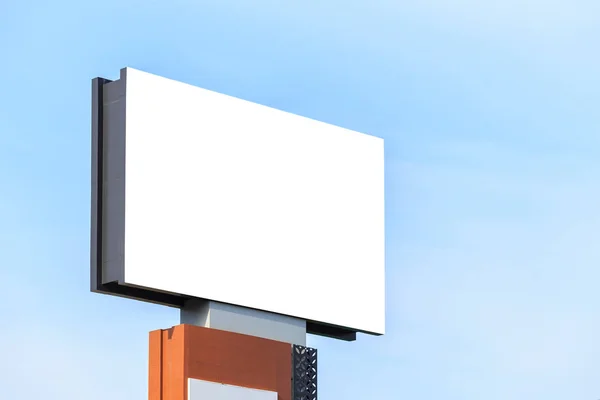 Grote witte lege reclame billboard. Voor ontwerp en advertis — Stockfoto