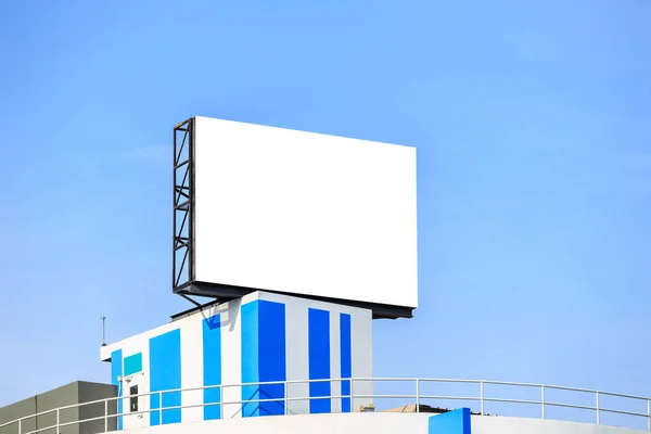 Duży biały puste reklama billboard. Miennie w budowie i konstrukcji — Zdjęcie stockowe