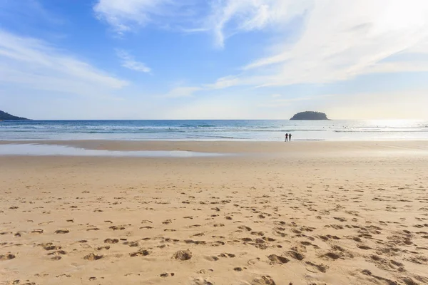 Spiaggia tropicale, Spiaggia di Karon nell'isola di Phuket, Mare delle Andamane, Thail — Foto Stock