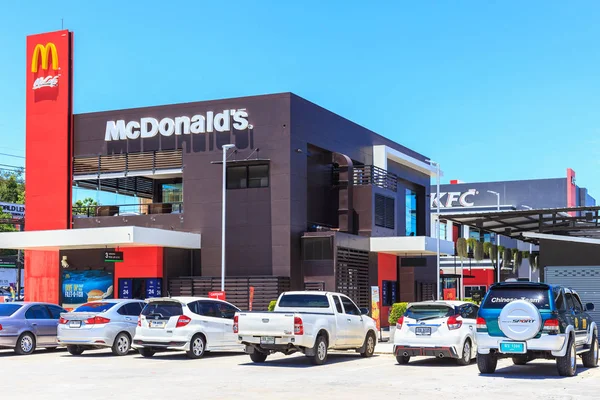 PHUKET, TAILANDIA - 28 DE JULIO DE 2017: McDonald 's, tienda McCafé. McDonald 's Corporation es la cadena más grande del mundo de restaurantes de comida rápida para hamburguesas . —  Fotos de Stock