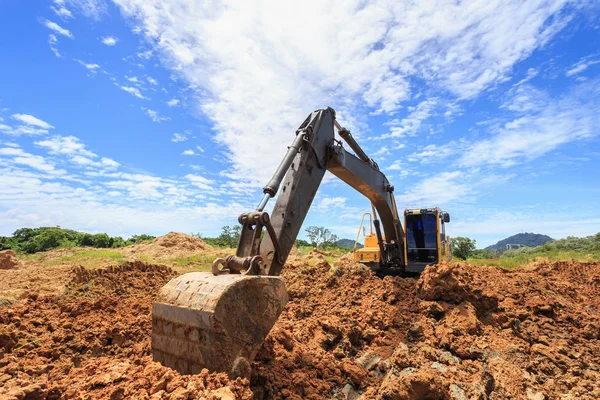 Excavatrice creuser pour déplacer le sol vers le camion et ajuster — Photo