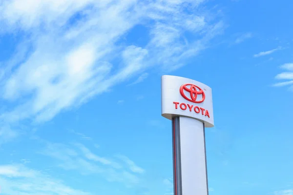 PHUKET, TAILANDIA - 28 DE JULIO DE 2017: Logotipo de TOYOTA instalado al aire libre para indicar el centro de venta y servicio. TOYOTA es el fabricante de automóviles japonés que se vende en todo el mundo . — Foto de Stock