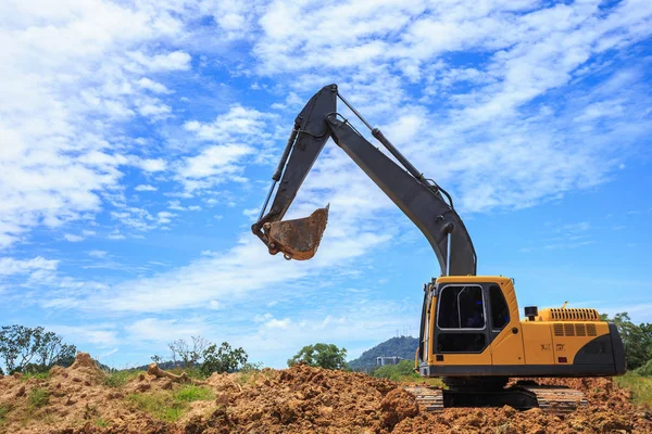 Excavadora excavando para mover el suelo al camión y ajustando — Foto de Stock