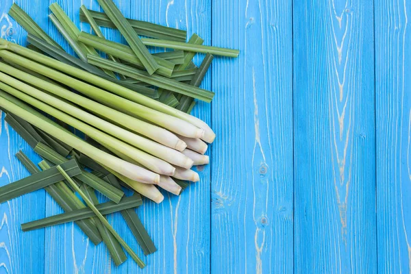 Hoja de hierba fresca de limoncillo o citronela sobre tablón de madera azul — Foto de Stock