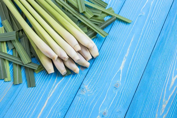 Hoja de hierba fresca de limoncillo o citronela sobre tablón de madera azul — Foto de Stock