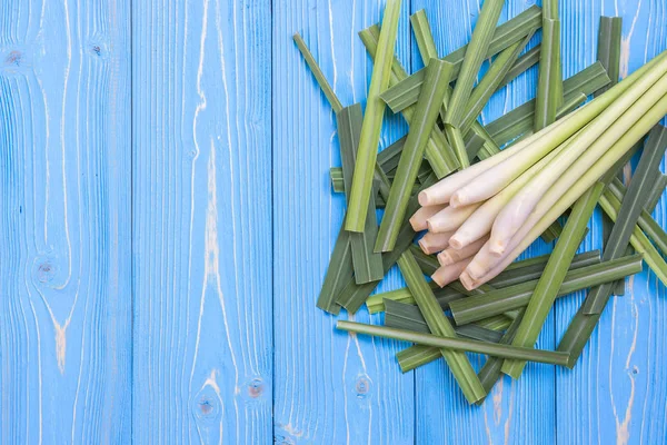 Hoja de hierba fresca de limoncillo o citronela sobre tablón de madera azul —  Fotos de Stock