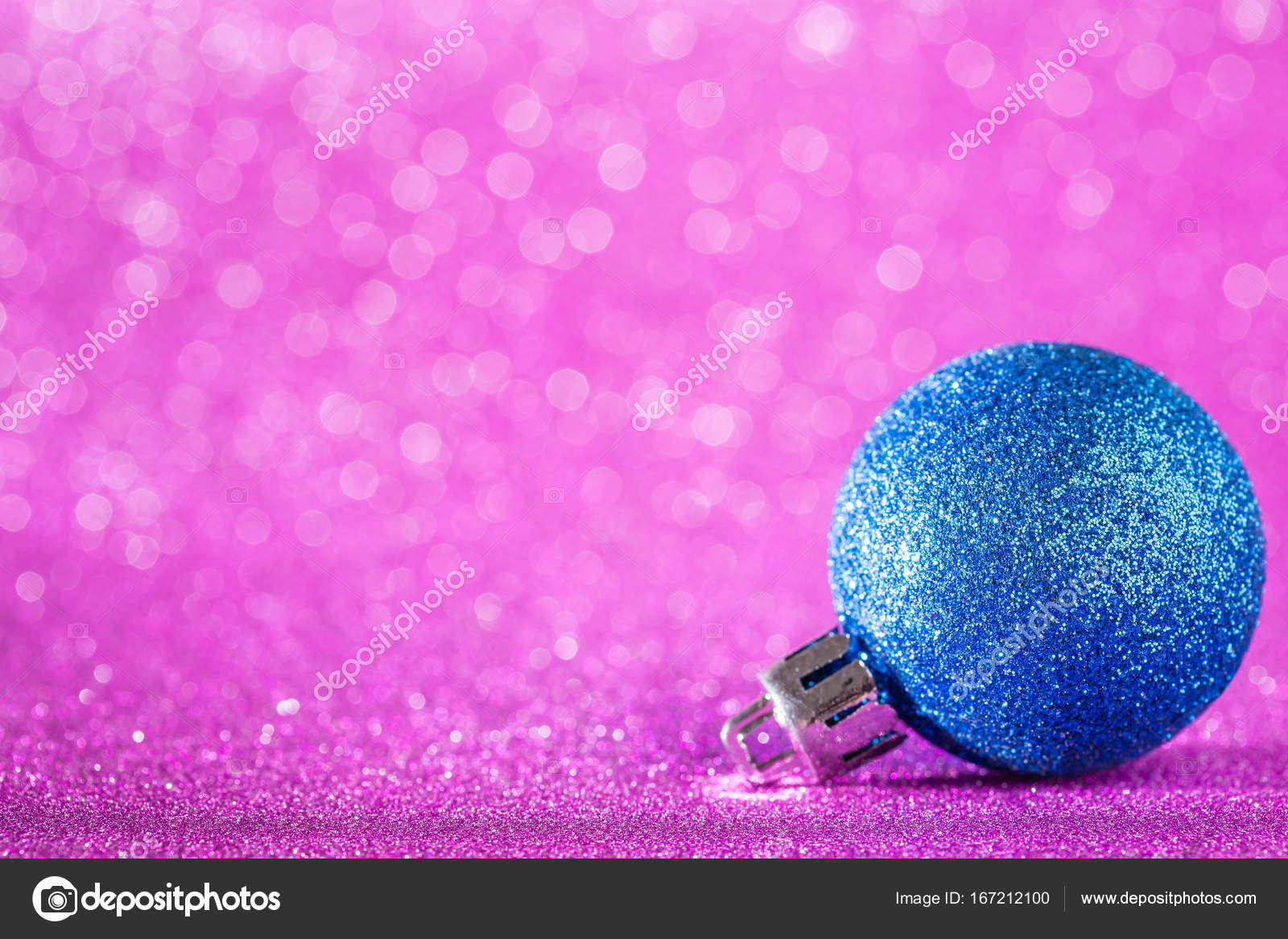 Natal e Ano Novo fundo. Bola de Natal azul no rosa H fotos, imagens de ©  PhanuwatNandee #167212100