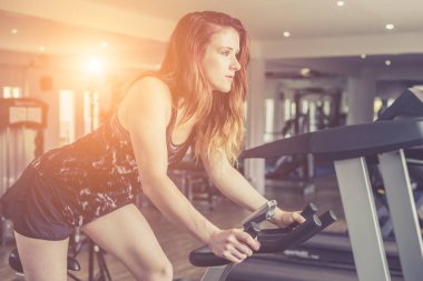 Beyaz kadın egzersiz donanımları ile egzersiz yaparak ve