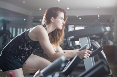 Beyaz kadın egzersiz donanımları ile egzersiz yaparak ve