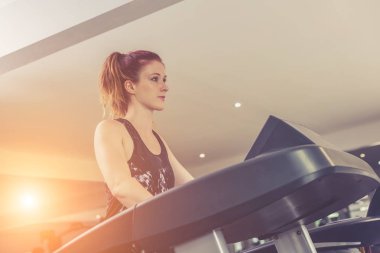 Beyaz kadın egzersiz donanımları ile egzersiz yaparak ve