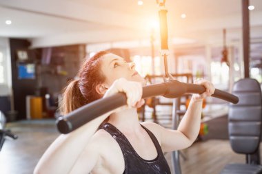 Beyaz kadın egzersiz donanımları ile egzersiz yaparak ve