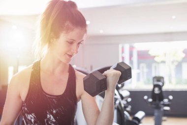 Beyaz kadın egzersiz egzersiz donanımları (Du ile yapmak