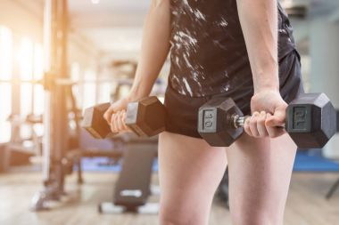 Beyaz kadın egzersiz egzersiz donanımları (Du ile yapmak