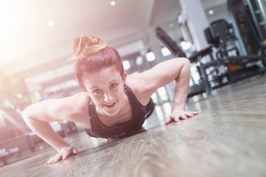 Beyaz kadın egzersiz donanımları ile egzersiz yaparak ve