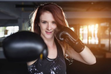 Tay boks (Muay Tay ile egzersiz yaparak genç Kafkas kadın