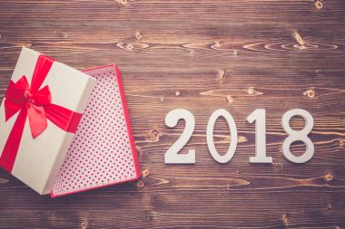 Yeni yıl ya da Noel hediye kutu kırmızı kurdele ve sayı 2018 f