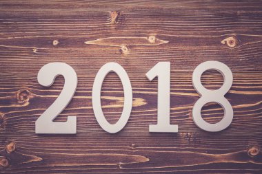 Yeni yıl ve tatil kavramı üzerinde kahverengi ahşap boa numarası 2018