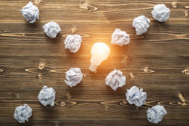 Işık Ampüller ve kahverengi ahşap tahta üzerinde buruşuk kağıt. IDE oluşturma