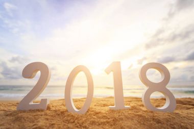 Yeni yıl kavramı: Beyaz ahşap alfabe 2018 Kur sunse üzerinde