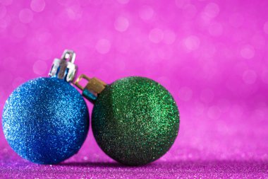 Noel ve yeni yıl arka plan. Pembe parlak Noel topu 