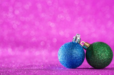 Noel ve yeni yıl arka plan. Pembe parlak Noel topu 