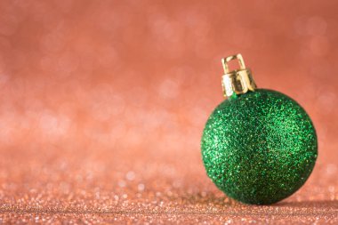 Noel ve yeni yıl arka plan. Parlak Noel top kırmızı H üzerinde