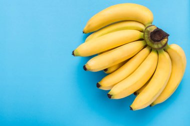 Metin veya des için alan mavi zemin üzerine sarı olgun muz