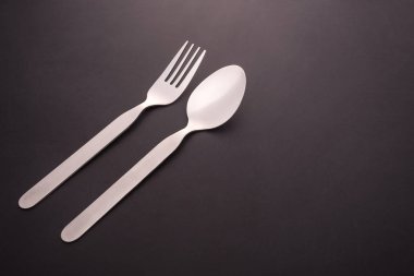 Yeni çift paslanmaz çelik mutfak kaşık ve çatalı siyah tabl