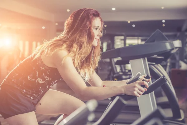 Beyaz kadın egzersiz donanımları ile egzersiz yaparak ve