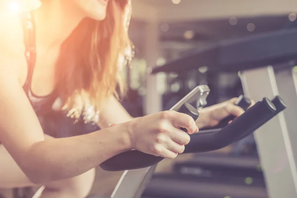 Young caucasian woman doing exercise with exercise equipment and — Stock Photo, Image