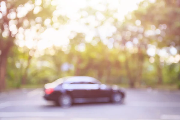 Parking en public dans le parc environnant par l'arbre — Photo