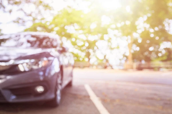 Verschwommen: Parkplatz mit freiem Platz in der Parkumgebung — Stockfoto