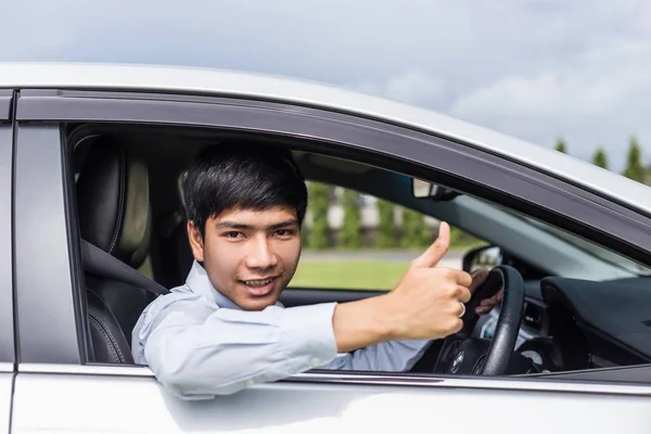 Homem de negócios asiático sentado no carro moderno. Para aluguel de carros ou carro — Fotografia de Stock