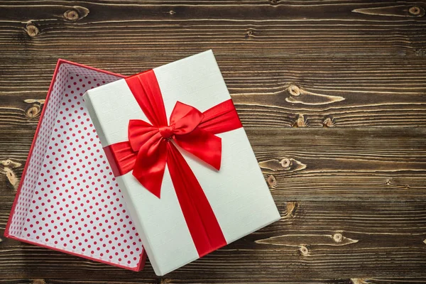 Offene Neujahrs- oder Weihnachtsgeschenkschachtel mit rotem Band für den Urlaub — Stockfoto