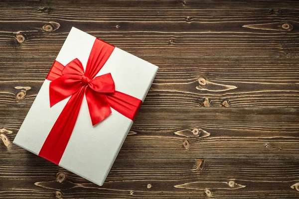 Πρωτοχρονιάτικο ή Χριστούγεννα δώρο κουτί με κόκκινη κορδέλα για conce Ενοικιαζόμενα — Φωτογραφία Αρχείου