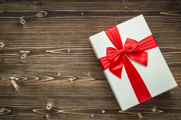 Silvester oder Weihnachten Geschenk-Box mit rotem Band für Urlaub conce — Stockfoto